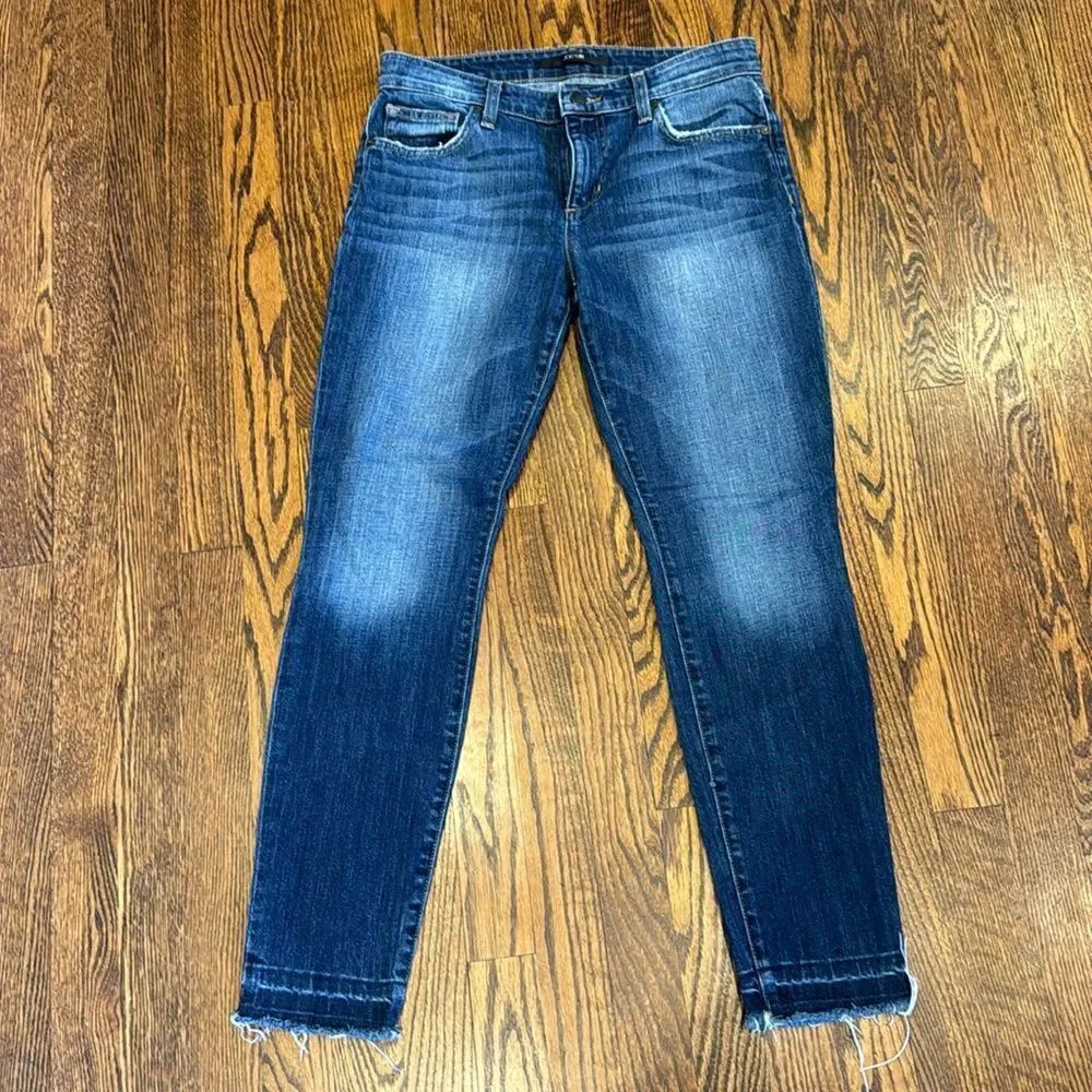 Joe’s Colletti medium wash raw hem lightly distressed 4-pocket skinny jeans. 28